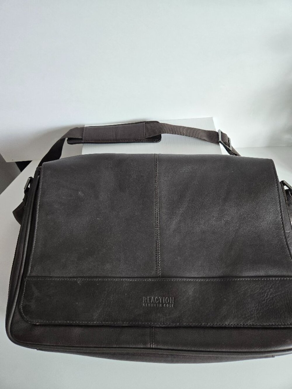 Kenneth Cole Reaction dark brown Full Grain Cowhide leather messenger bag *NEW
